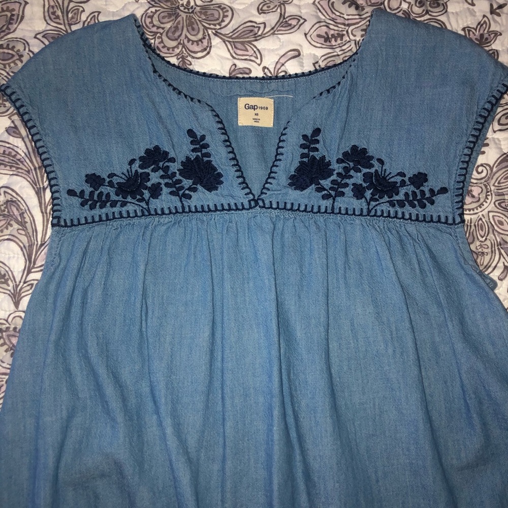 💕 GAP Beautiful embroidered top 💕